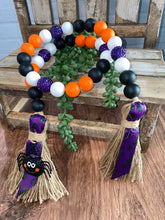 Load image into Gallery viewer, Halloween Beaded Garland with Spider Pendant &amp; Sparkle
